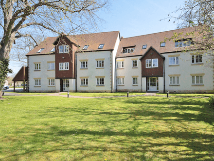 This top-floor apartment is situated in the picturesque Beauchamp Lane conservation area